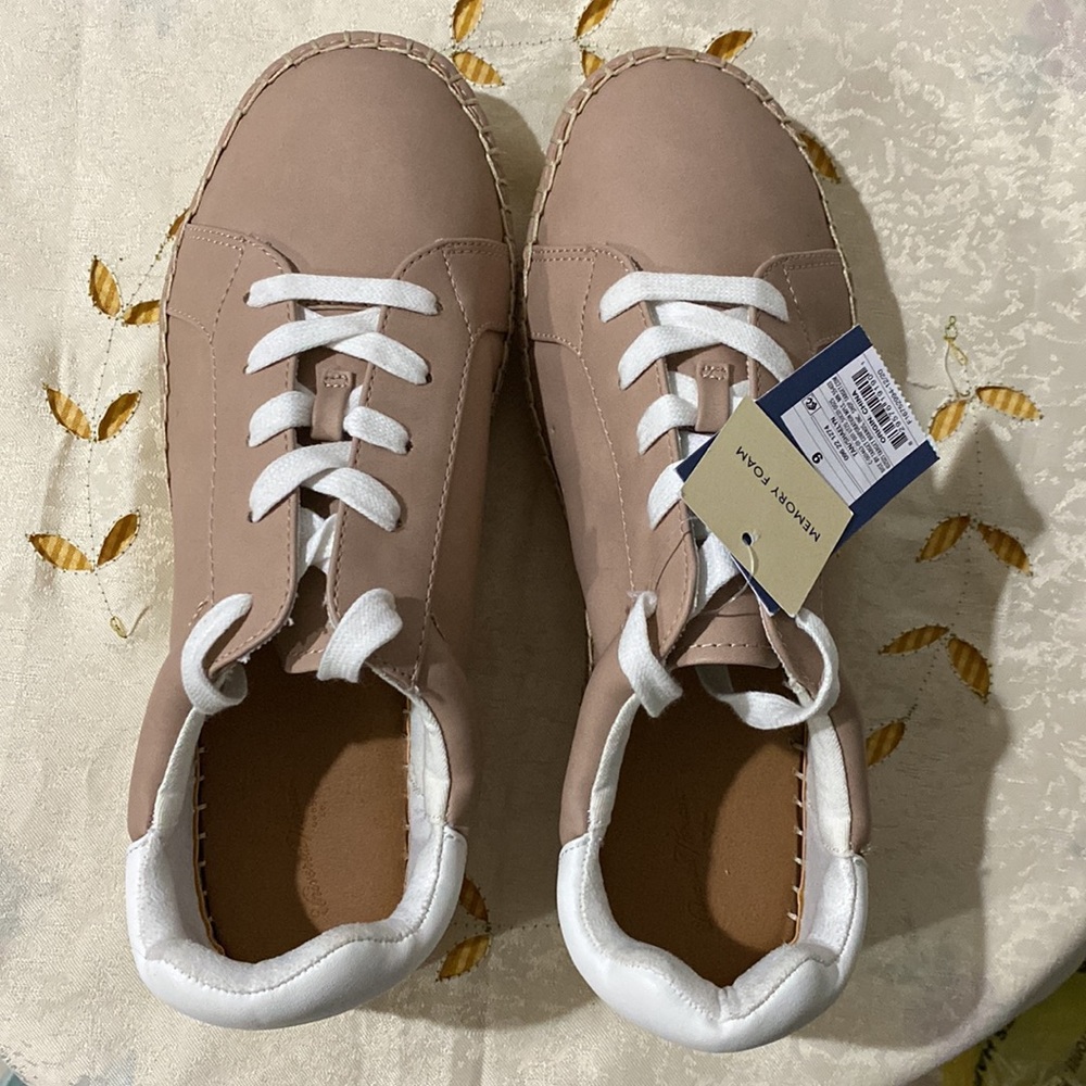 UNIVERSAL THREAD WOMEN SIZE 9 MEMORY FOAM TAN SUMMER SHOES WITH LACES